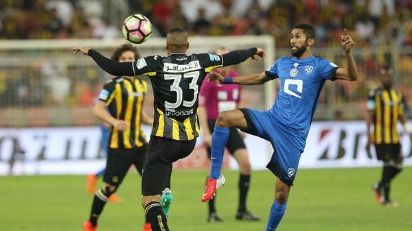 بالفيديو.. شاهد كيف نجا الهلال من فرصة هدف محقق للاتحاد؟