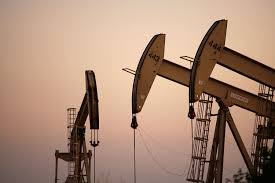 أسعار النفط تُسجل انخفاضاً بسبب تُخمة المعروض
