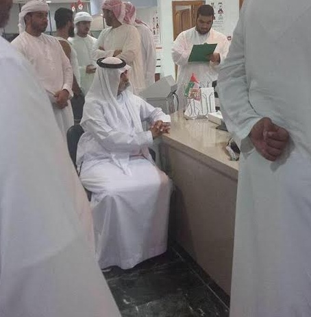 بالصورة.. وزير الثقافة الإماراتي يتقدم المتبرعين بالدم لمصابي الجيش