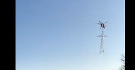 فيديو مذهل.. هليكوبتر تحلق بعمود كهرباء وتضعه في مكانه الصحيح!
