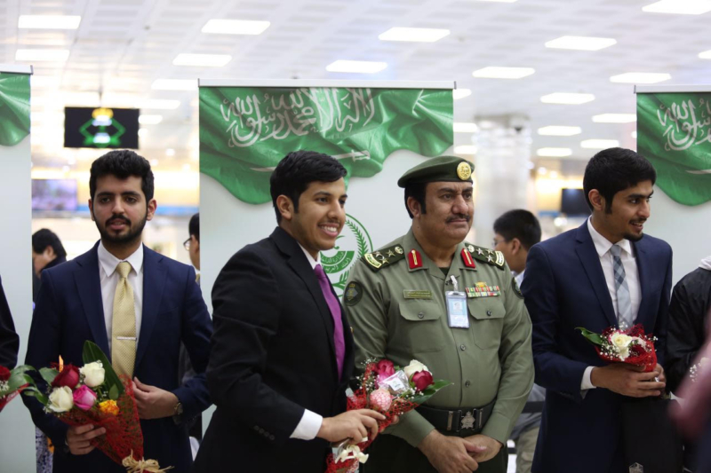 ورود وهدايا جوازات مطار الملك خالد الدولي بالرياض تستقبل المبتعثين 3