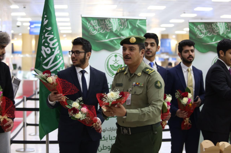 ورود وهدايا جوازات مطار الملك خالد الدولي بالرياض تستقبل المبتعثين