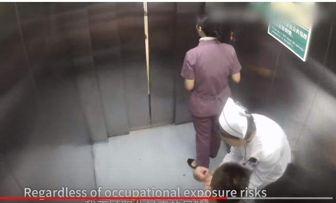 بالفيديو.. امرأة تضع مولودها في المصعد